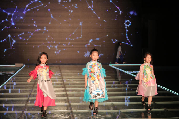 Các mẫu nhí thể hiện một phong thái đầy tự tin trên sàn catwalk.