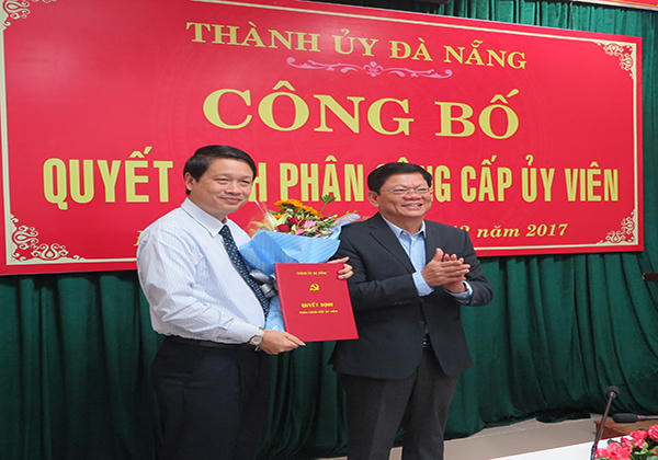 Ông Ngô Xuân Thắng (trái) được giới thiệu để Ban chấp hành LĐLĐ thành phố bầu làm Chủ tịch LĐLĐ thành phố nhiệm kỳ 2013 - 2018. Ảnh: Dangbodanang.