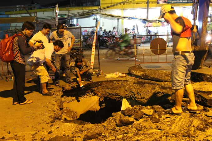 Hố tử thần sâu gần 7m ngay giao lộ.