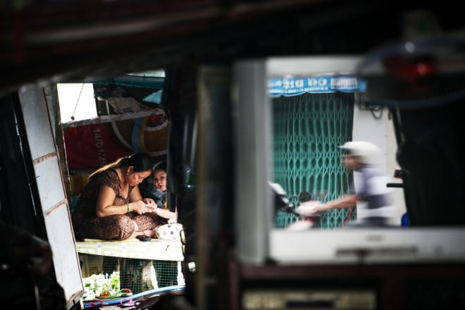 Nhà cửa ọp ẹp, người dân phải tận dụng nguồn sáng từ những ô cửa nhỏ.