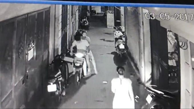 Các đối tượng nhanh chóng lên xe máy tẩu thoát.