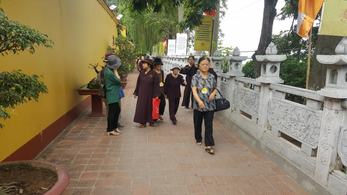 H&agrave; Nội: Phật tử ch&ugrave;a Trấn Quốc hoan hỉ k&iacute;nh mừng đại lễ Phật đản