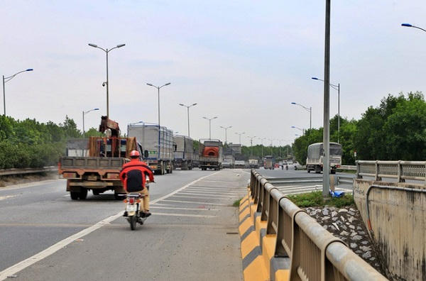 2-de-vach-xuong-ca-o-quoc-lo-1-1637642584383