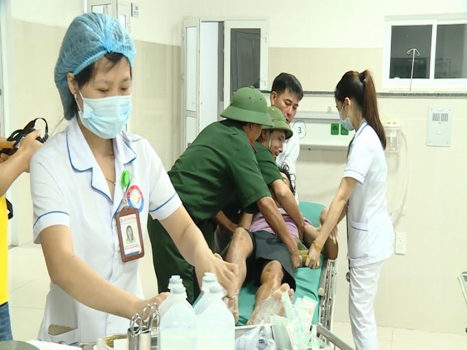 Các thuyền viên được cấp cứu tại Bệnh viện Việt Nam Cu Ba - Đồng Hới.