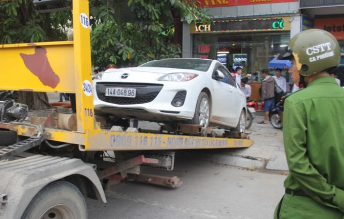 Những "xế hộp" dừng đỗ vi phạm, bị niêm phong và cẩu về trụ sở. (Ảnh: A.T)