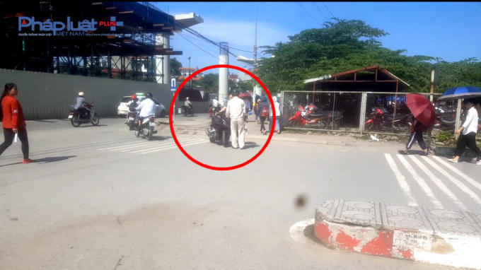 Dù có mặt lực lượng công an nhưng không hiểu sao cán bộ đội tự quản phường Minh Khai lại ngang nhiên dừng xe của người vi phạm.