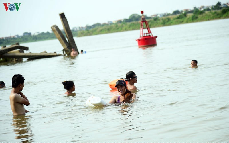 Khu vực gần bờ, luôn tập trung nhiều người, trong đó có cả phụ nữ.