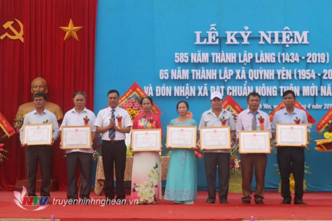 Lãnh đạo huyện Quỳnh Lưu trao tặng giấy khen cho các tập thể, cá nhân có thành tích xuất sắc trong phong trào xây dựng NTM.              Trao tặng bằng khen của Chủ tịch UBND tỉnh cho 4 tập thể.              Cổng làng Thượng Yên, một trong những cổng làng đẹp nhất tỉnh Nghệ An.