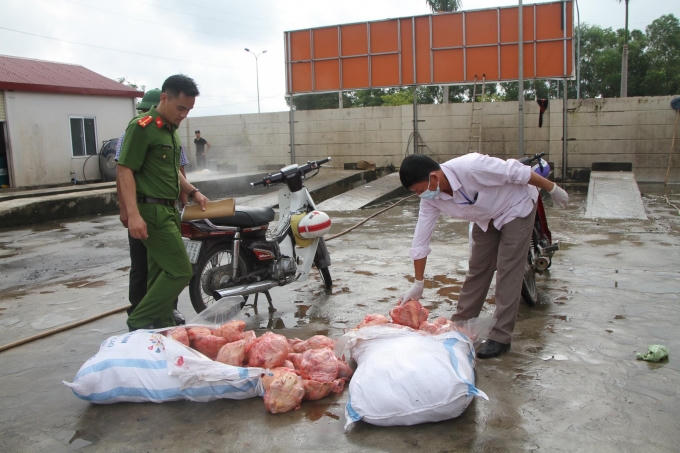 Cơ quan chức năng đã tiến hành lập biên bản tiêu hủy toàn bộ số lượng thịt gà không rõ nguồn gốc, không có giấy tờ kiểm dịch nói trên.