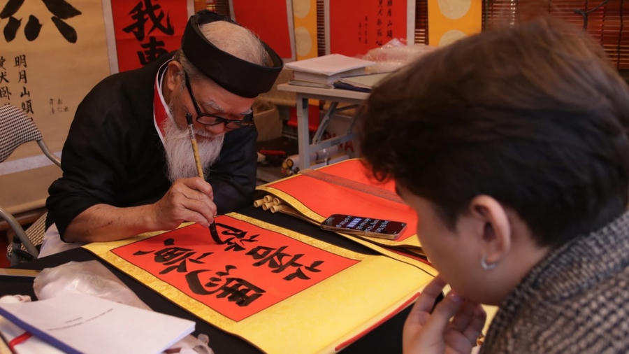 Xin chữ tại Văn Miếu - Quốc Tử Giám.