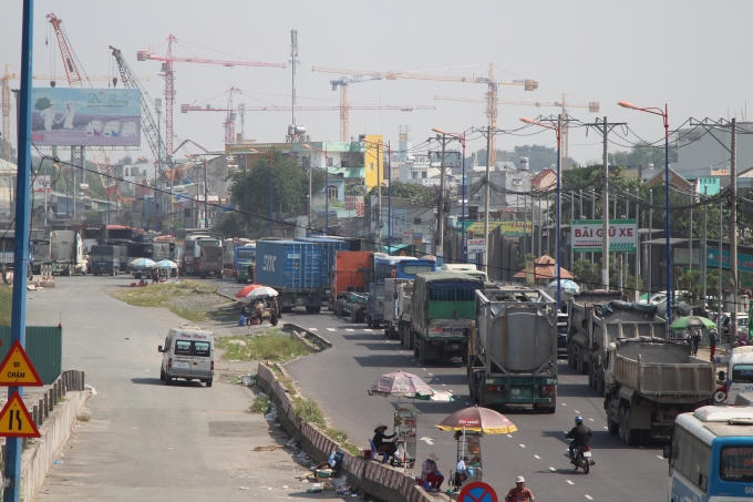 D&ograve;ng xe xếp h&agrave;ng d&agrave;i &igrave; ạch qua khu du lịch Suối Ti&ecirc;n để ra khỏi TP HCM.