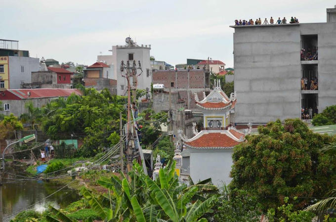 Nam thanh niên trèo lên cột điện nghi cá độ bóng đá.