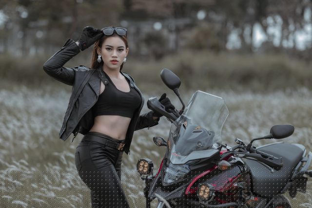 Thuý có kinh nghiệm làm người mẫu ảnh và quyết định thực hiện bộ ảnh mang phong cách quyến rũ, khoẻ khoắn bên xe phân khối lớn.