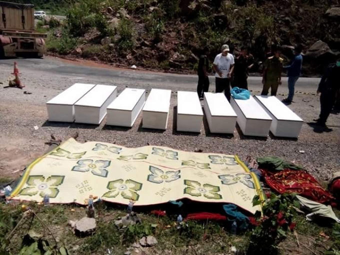 Hình ảnh 8 chiếc quan tài lạnh lẽo nơi hiện trường vụ nổ xe khiến nhiều người không khỏi xót xa.