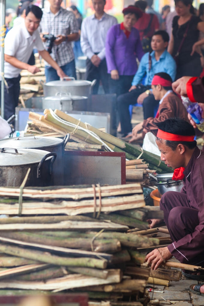 Rộn ràng hội thi gói, nấu bánh chưng bánh giầy