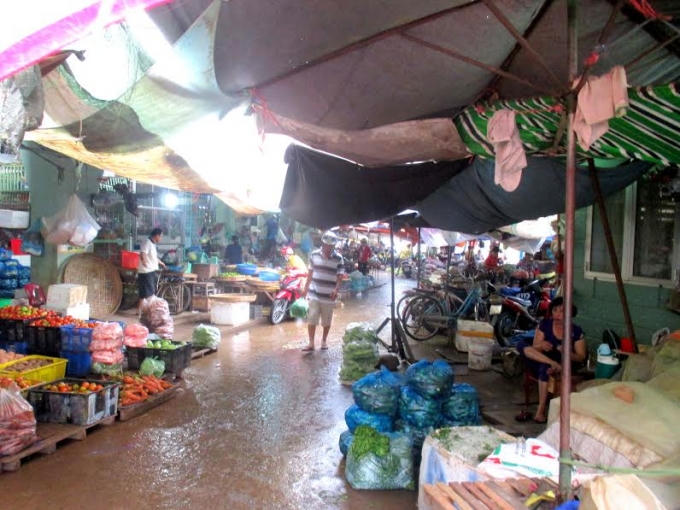 Hoạt động mua bán của bà con tiểu thương chợ Long Xuyên.