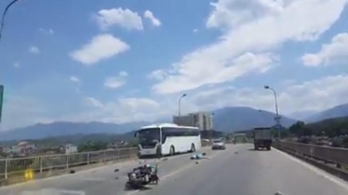 Hình ảnh vụ va chạm nghiêm trọng xảy ra trên cầu.