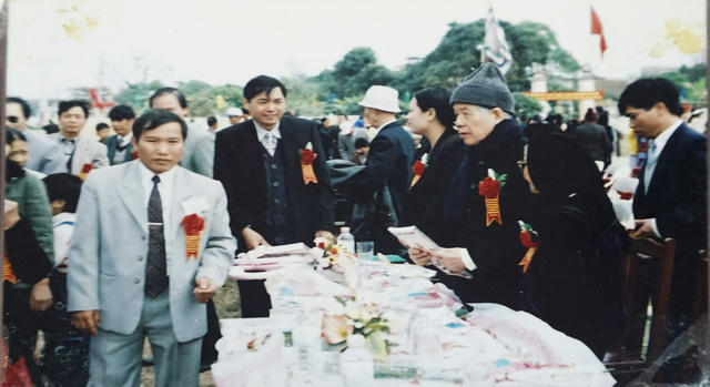 Nguyên Tổng Bí thư Đỗ Mười về dự sự kiện xã Đông Mỹ đón danh hiệu Anh hùng lao động thời kỳ chống Pháp năm 2000.