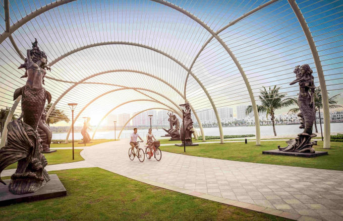 Với giá thuê chỉ từ 2 triệu đồng/tháng, khách thuê được tận hưởng bộ ba: biển hồ nước mặn 6,1ha, hồ Ngọc Trai 24,5ha, hồ San Hô 5,3ha trải cát trắng và đầy đủ tiện ích thể thao – mua sắm – giải trí