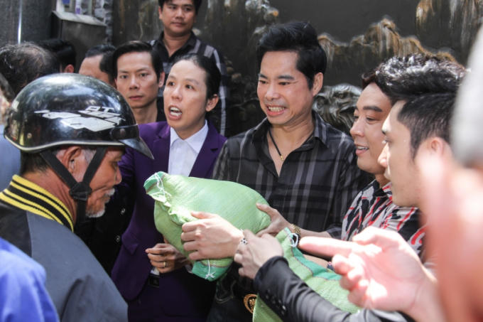 Sau khi kết thúc hoạt động phát gạo và tiền ngày sinh nhật, 6h sáng ngày mai 27/11, danh ca Ngọc Sơn sẽ bắt đầu chuyến từ thiện tới miền Trung để bắt đầu hành trình hỗ trợ những người dân chịu ảnh hưởng của bão lụt vừa qua.