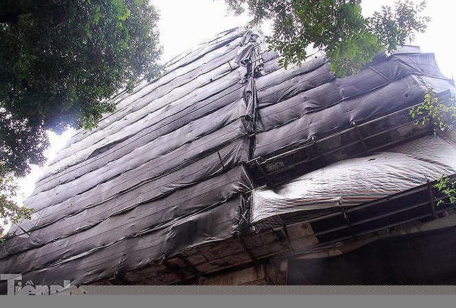 Cao ốc xây vượt tầng ở số 26-28-30 phố Nhà Chung (phường Hàng Trống) ngay cạnh khu vực Hồ Gươm đến nay vẫn chưa thể xử lý xong.