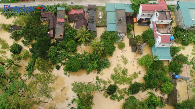 Thanh H&oacute;a: To&agrave;n cảnh ng&ocirc;i l&agrave;ng ch&igrave;m trong biển nước nh&igrave;n từ Flycam