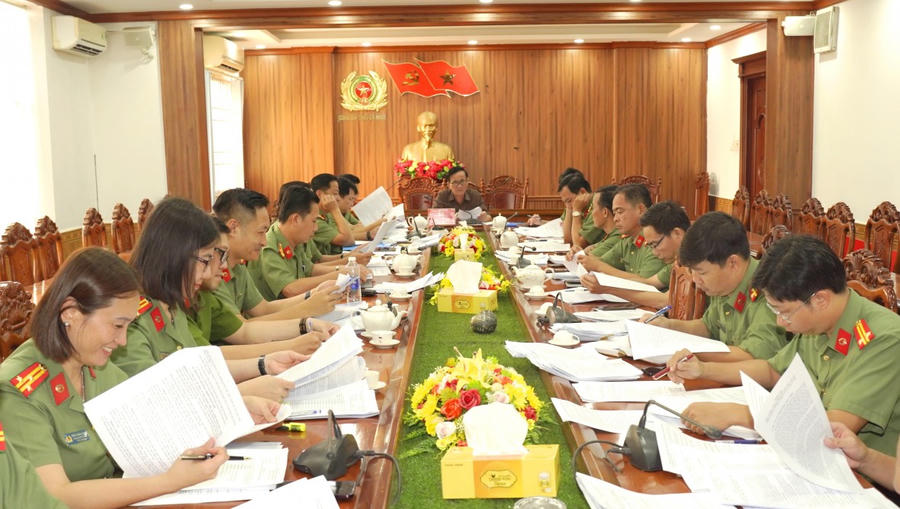 Đại tá Phạm Minh Lũy - Phó Giám đốc Công an tỉnh Cà Mau, phát biểu triển khai nhiệm vụ tổ chức công tác bầu cử tại Công an tỉnh.