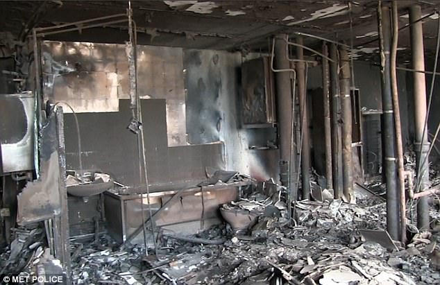 khung cảnh đổ nát bên trong những căn hộ thuộc tòa tháp Grenfell cho thấy sức tàn phá khủng khiếp của vụ hỏa hoạn.