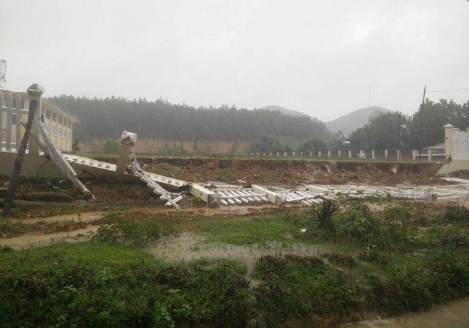 Tường rào trường THPT Quang Trung (huyện Sơn Hà) bị đổ sập.