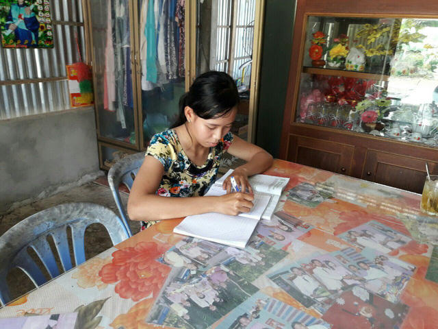 Tú chia sẻ: Bao năm qua em có điều kiện học hành là nhờ các thầy cô giúp đỡ rất nhiều nên em muốn trở thành cô giáo để có cơ hội giúp đỡ lại các bạn có hoàn cảnh khó khăn như em