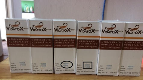 Những lọ Vidatox giả được khách hàng mang tới hội chợ có thời hạn sử dụng lên đến 6 năm.