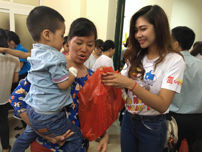 Hoa khôi sinh viên Hà Nội tham gia tặng quà cho các bệnh nhi.