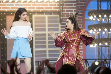 "Nữ hoàng nội y" phối hợp khá ăn ý với Trà Ngọc Hằng trên sân khấu.