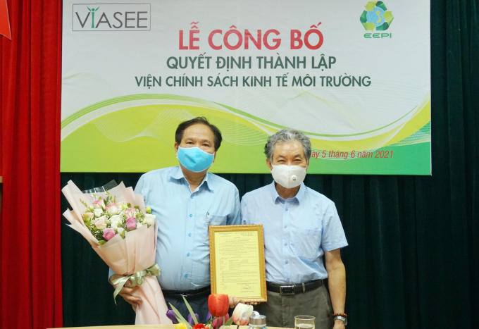 PGS.TS Trương Mạnh Tiến trao quyết định bổ nhiệm PGS.TS Nguyễn Thế Chinh giữ chức danh Viện trưởng, Ủy viên Hội đồng Quản lý.