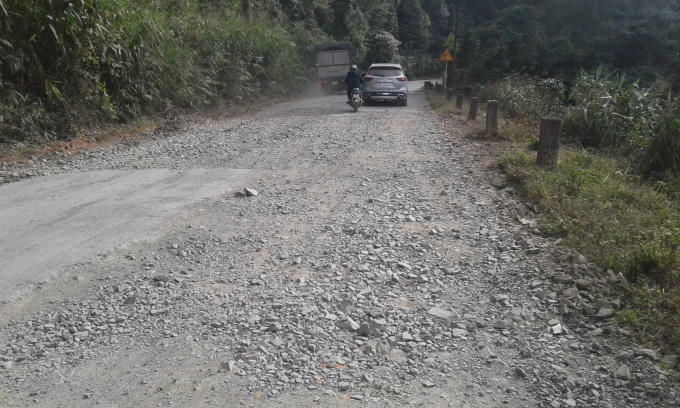 Đá được rải lên trên đường và lấp sơ xài.