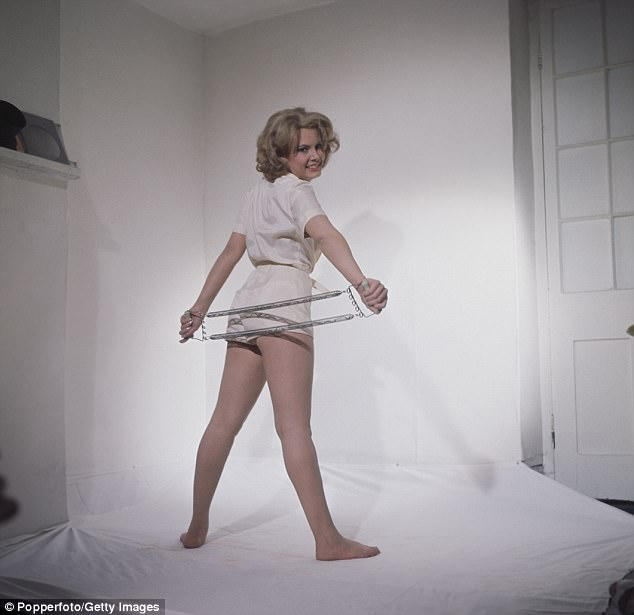 Một số cảnh phim trong “Thunderball” đã phải cắt theo yêu cầu của Ủy ban Phân loại Phim Anh (BBFC) bởi bị cho là quá táo bạo, khiếm nhã so với quan niệm về điện ảnh thời bấy giờ.