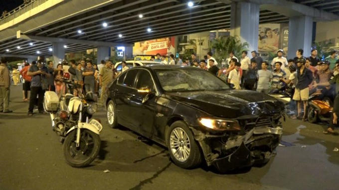 Hiện trường vụ tai nạn do nữ tài xế xe BMW đâm vào một loạt phương tiện đang dừng đèn đỏ ở ngã tư Hàng Xanh. Ảnh: An ninh thủ đô