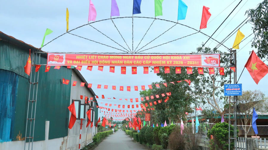 Mọi công tác đều được triển khai khẩn trương, chu đáo, tạo nên bầu không khí rộn ràng trước ngày hội lớn của toàn dân (Ảnh: Quốc Huy).