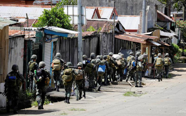 Ngay sau khi nhận thấy tình hình bạo loạn tại Marawi có biểu hiện diễn biến phức tạp, quân đội Philippines đã lập tức triển khai trực thăng, xe thiết giáp và hàng trăm binh sĩ tới đây để đẩy lùi các tay súng của nhóm phiến quân này.