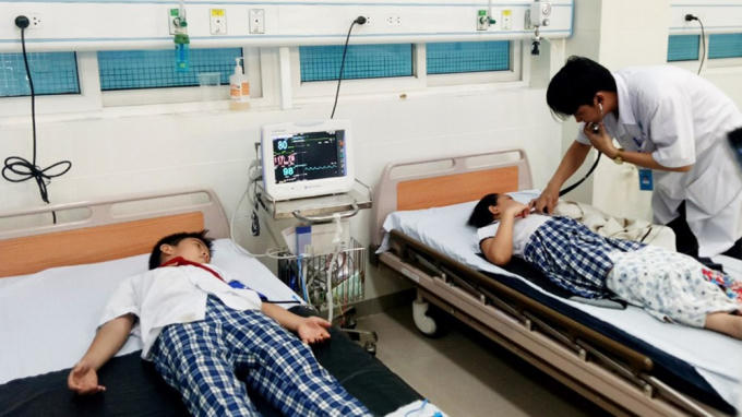 Sau khi uống trà sữa, 19 học sinh phải nhập viện cấp cứu. Ảnh VTC News