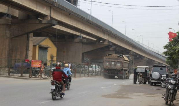Gầm cầu thăng long đoạn qua địa phận phường Đông Ngạc bị lấn chiếm thành điểm trông giữ xe.