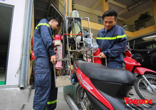 Thùng hàng chứa đồ được thiết kế bằng khung inox đước gia cố chắc chắn gồm có nhiều khoang nhỏ chứa đồ.