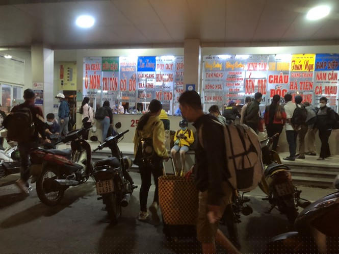  Các quầy vé liên tục phục vụ khách