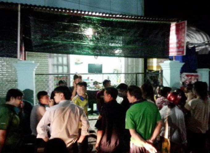 Mọi người hiếu kỳ vây quanh căn nhà nơi xảy ra vụ án. (Ảnh: báo Pháp luật TP HCM)