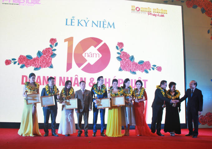 Trao Kỷ niệm chương cho các DN là gương mặt trang bìa của ấn phẩm DN&amp;PL