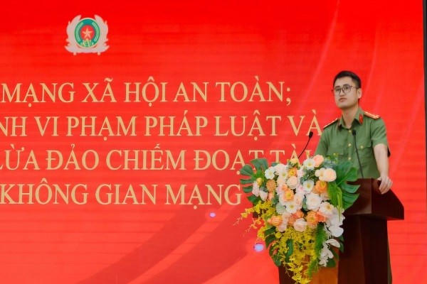 Đại diện Ban Thanh niên Công an tỉnh Hưng Yên tuyên truyền pháp luật về an ninh mạng.