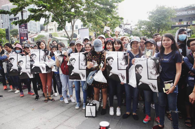 Nhiều người hâm mộ đã cùng nhau khoe vũ đạo ngẫu hứng trên nền nhạc một ca khúc mà Mỹ Tâm đã hé lộ chỉ trước đó 2 ngày. Sự xuất hiện của họ đã thu hút sự chú ý của nhiều người đi đường cũng như khách du lịch. Ảnh: Fanpage My Tam.