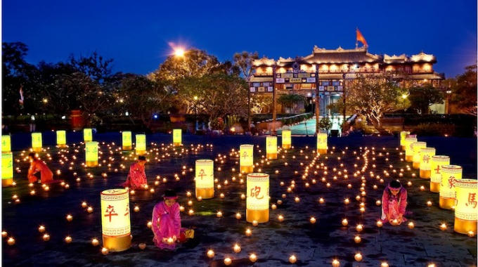 Đêm đến Đại Nội Huế được thắp lên ánh sáng lung linh huyền ảo. (Ảnh: huesmiletravel)