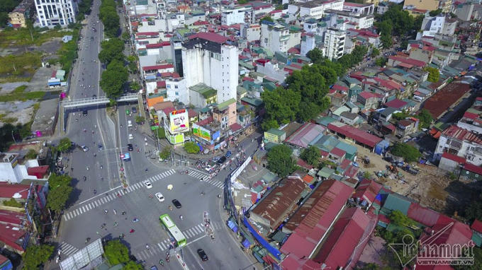 Theo tính toán, trung bình mỗi một mét dài tuyến đường Hoàng Cầu - Voi Phục có tổng chi phí đầu tư lên đến hơn 3,1 tỷ đồng. Trong ảnh là nút giao Nguyễn Chí Thanh - Đê La Thành