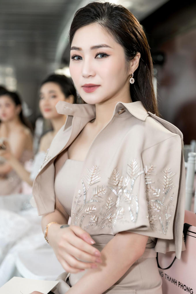 Hương Tr&agrave;m khoe đồng hồ v&agrave; bộ trang sức tiền tỉ tại show diễn NTK Chung Thanh Phong